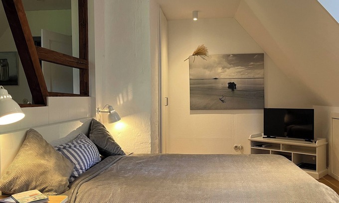Oldenswort Apartamento | Elegante bajo techo de paja con jardín tipo parque en la isla Eiderstedt / Oldenswort