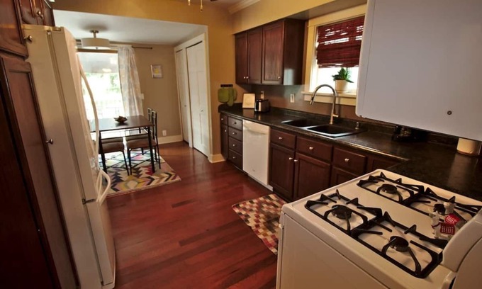 Madison Casa | Stylish & Updated Bungalow