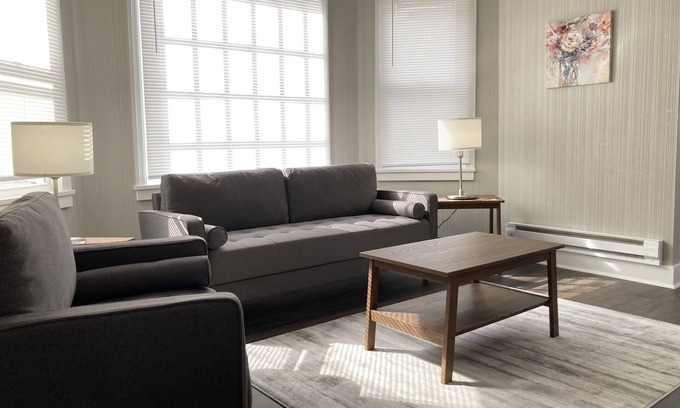 Bloomington Apartamento | Stylish Updated Downtown Apartment