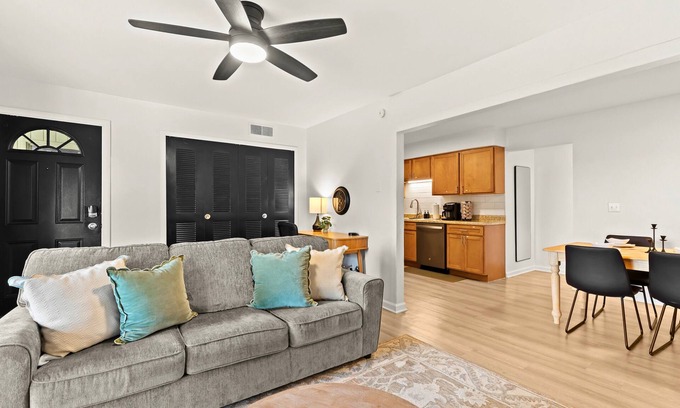Royal Oak Casa | Stylish Upper Apartment | King Bed | Conveniently Located