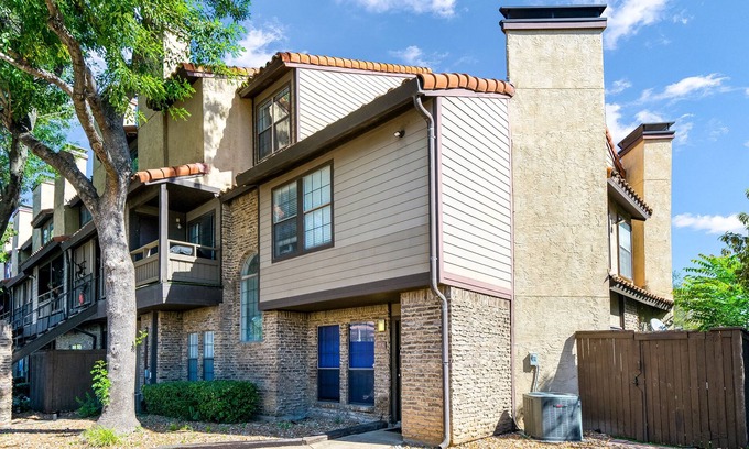 Northeast Dallas Condominio | Stylish Upper Greenville Condo near SMU, Katy Trail, Central Market, etc.