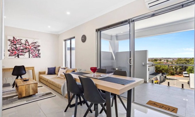 Woodlands Apartamento | Stylish urban oasis with balcony & street views!