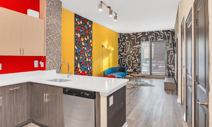 Shirlington Apartamento | Stylish Vibrant Getaway w/Private Patio next to Bars & Food, 5 minutes from DC!