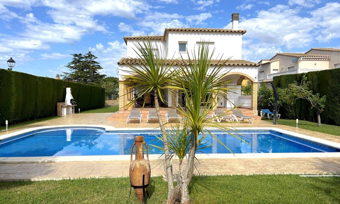 Sant Pere Pescador Villa | Elegante villa con piscina privada en la bahía de Roses