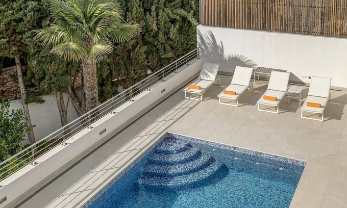 Can Furnet Villa | Elegante villa con amplia terraza.