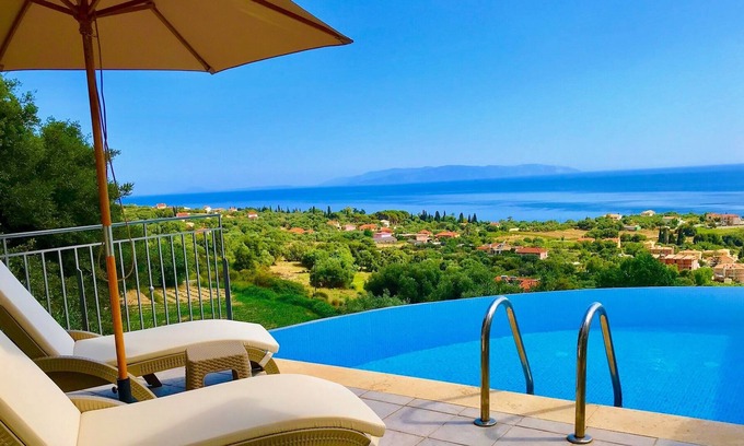 Trapezaki Villa | Villa con estilo con impresionantes vistas panorámicas al mar y piscina privada
