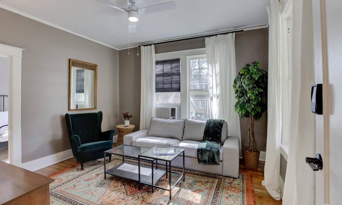 Midtown Apartamento | Stylish Vintage Apartment in Midtown Close to All!