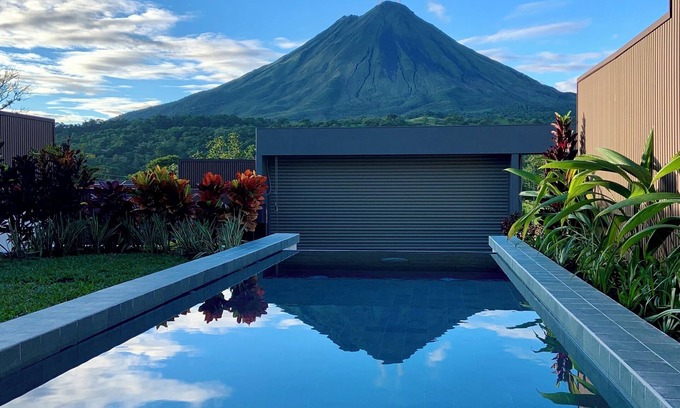 Aguas termales de Arenal Villa | Stylish Volcano Villa w/ Jacuzzi & Private Pool, volcano views, sun deck, WiFi