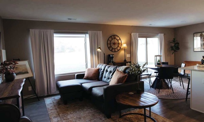 West Omaha Casa | Stylish W. Omaha House. Shopping. King Suite.
