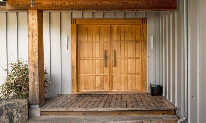 Britannia Beach Cabina | Elegante cabina de la costa oeste con bajo consumo de energía en las montañas
