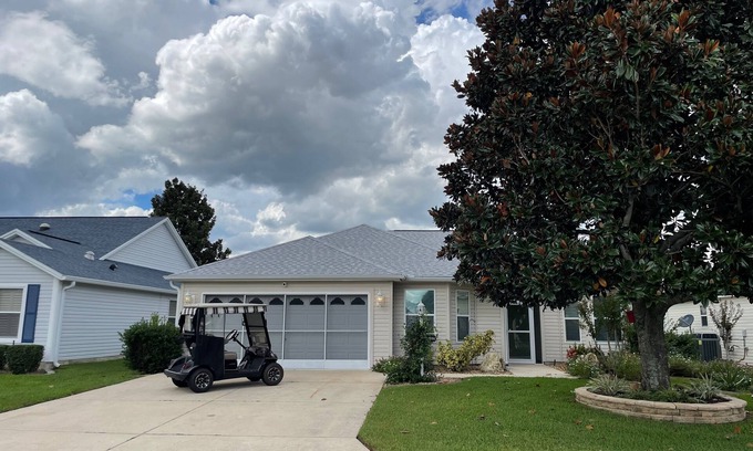 Winifred Casa | Stylish Winifred Home w/Lanai, Patio, & Golf Cart Near Lake Sumter Landing