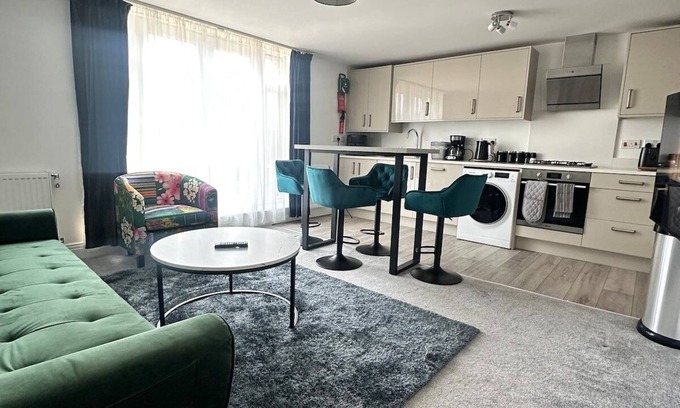Woking Apartamento | Stylish Woking Stay + Parking