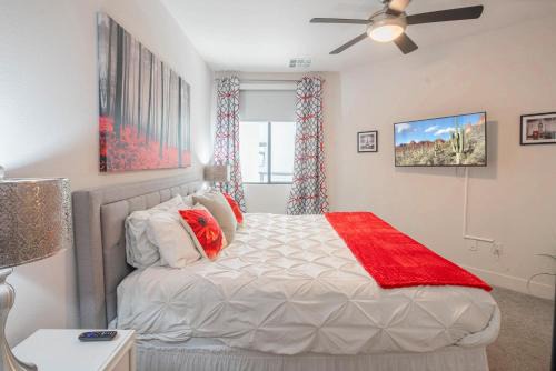 North Scottsdale Apartamento | Stylish Workspace, Serene Setting G3043