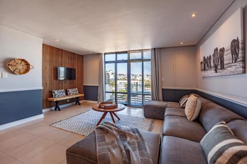 Big Bay Apartamento | Stylishly Decorated Beachfront apartment w Inverter, 202 Eden