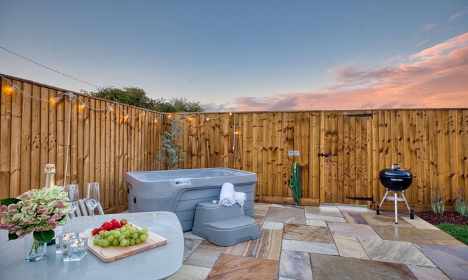 Burford Cabaña | Stylishly dog friendly with hot tub - The Mews at Sturt Farm Courtyard