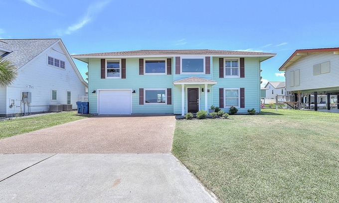 Key Allegro Casa | Stylishly Remodeled Home w/ Canal Views & Private Deck - Near Beach