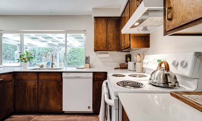 Western Casa | Stylishly remodeled in 2024; Fully appointed 3bd 2ba in SW Eugene with AC, WiFi
