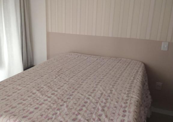 Andorinha Casa | Suíte 1 com cama de casal,em apartamento compartilhado ar condicionado, tv, e Wi-fi -frigobar