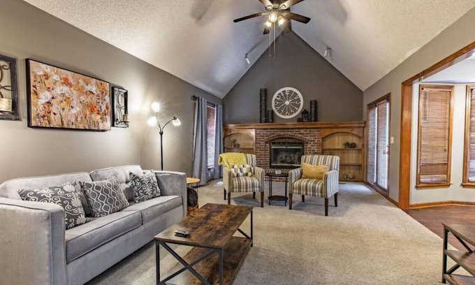Overland Park Casa | ★❤Suburban Farmhouse ❤4 Beds❤Fully Equipped Garage Parking❤ ★