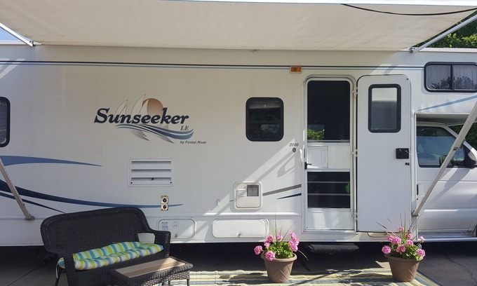 Rockville Centre Casa | Suburban Glamping