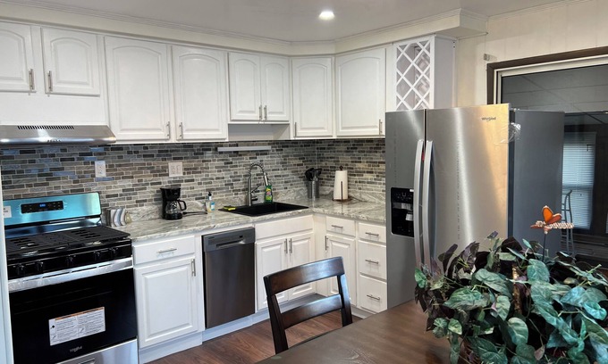 Brooklyn Park Casa | Suburban Retreat Near Baltimore Harbor