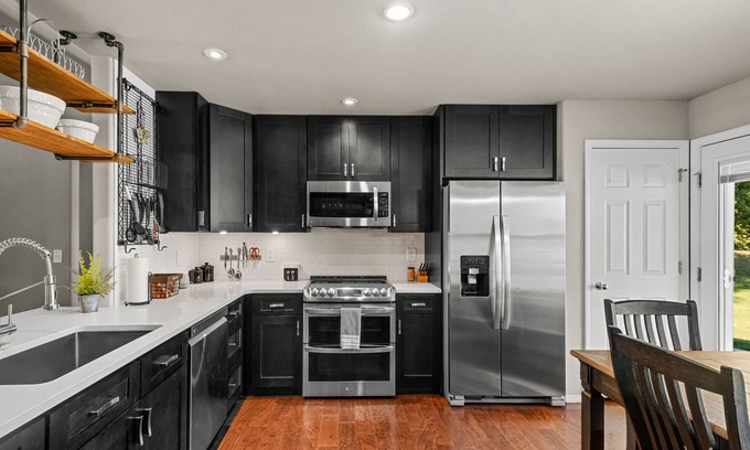 Farmington Casa | Suburban Social - 10 Min to I-49 &13 Min to UofA - Quiet Community Neighborhood