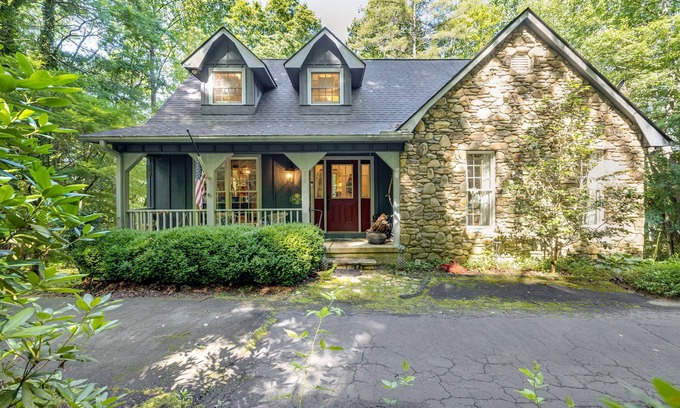 Rambling Ridge Casa | Sue's Mountain Charm Fire Pit Mountain Views