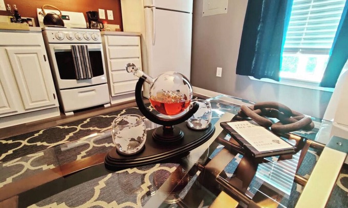 Northeast Neighbors Apartamento | Suede- A stylish studio: extended stays, garden