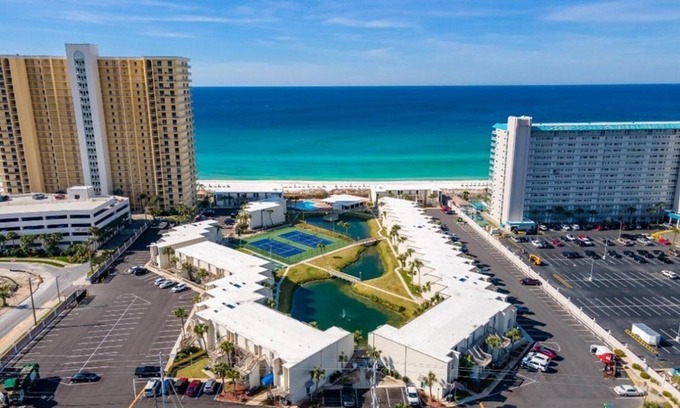Thomas Drive Condominio | Sugar Beach condo : Charming 2 bed condo beachside. Beach chair service included