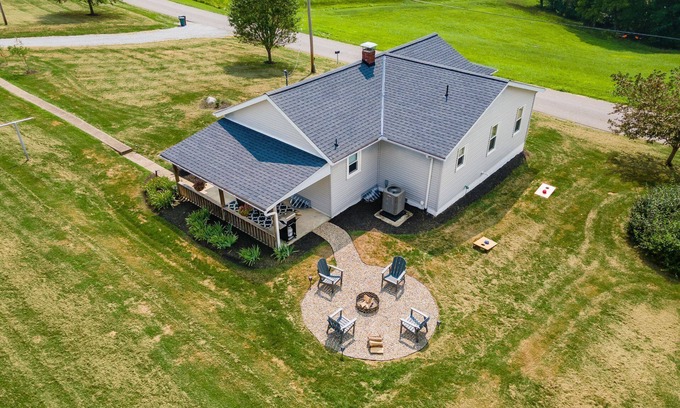 Sugar Grove Otro | Sugar Grove Farmhouse - Hocking Hills! - Hot Tub!