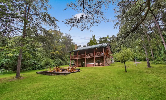 Huntingdon Cabina | Sugar Grove Log Cabin | HOT TUB + Fire Pit!