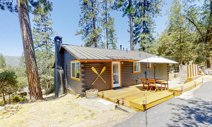 Oakhurst Casa | Sugar Pine Log Cabin