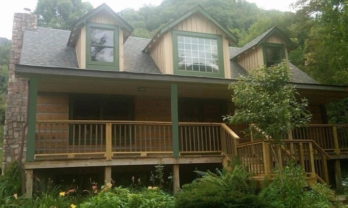 Maggie Valley Cabina | Sugar Plum Cabin - Mountain Follaje de otoño Vista renovada Log Cabin / Kids Ski GRATIS