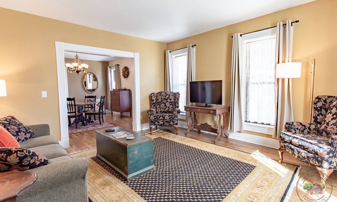 New Glarus Apartamento | Sugar River Suite - Your Sweet Escape in the Heart of it All!