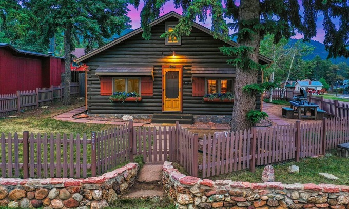 Woodland Park Cabina | Sugar Shack - 1930's Cabin - ¡Nuevo septiembre de 2019! Mesa de futbolín y perros