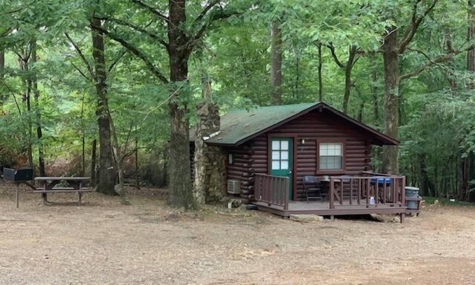 Broken Bow Cabina | Sugarberry Shack - 1 Bedroom Honeymoon Cabin Whip Poor Will Resort!