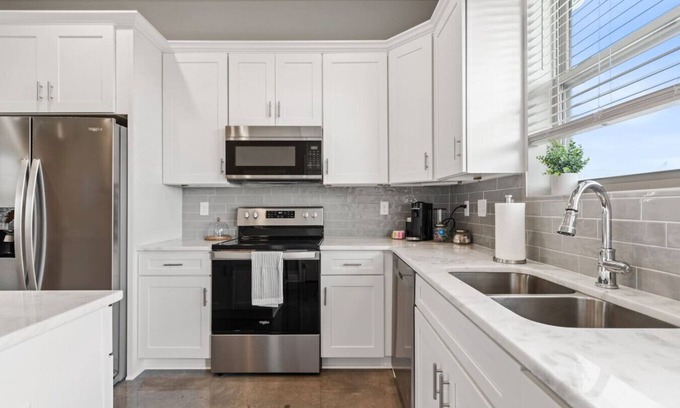 Youngsville Casa | Sugarcane House KING Beds Near Sports Complex Luxe