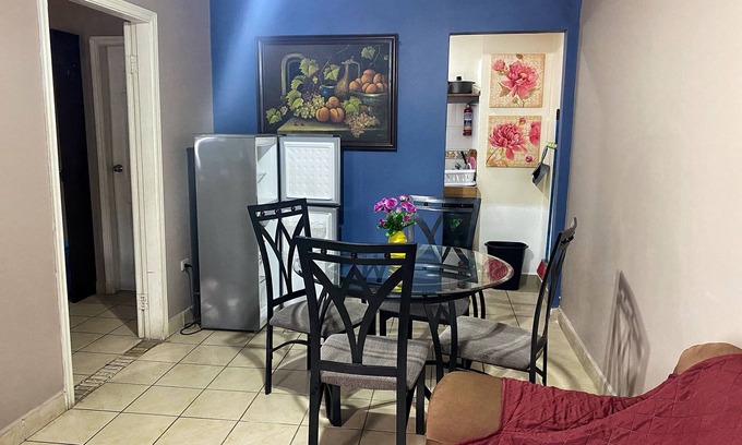 San Pedro Sula Apartamento | Suite 1 hab con 2 camas, TV, baño, sala, comedor, escritorio, cocina y parqueo.