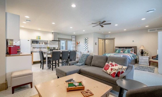 Leamington Apartamento | Suite 15 · A Simply 'Suite' Escape!