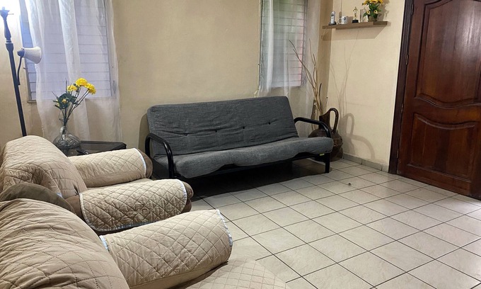 San Pedro Sula Apartamento | Suite 2 hab, 2 baños, 3 camas, sala, comedor, cocina, sofá cama y parqueo.