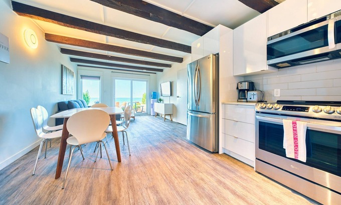 Wainfleet Cabaña | Suite 205: Beautiful 3-Bedroom Beachfront Townhouse