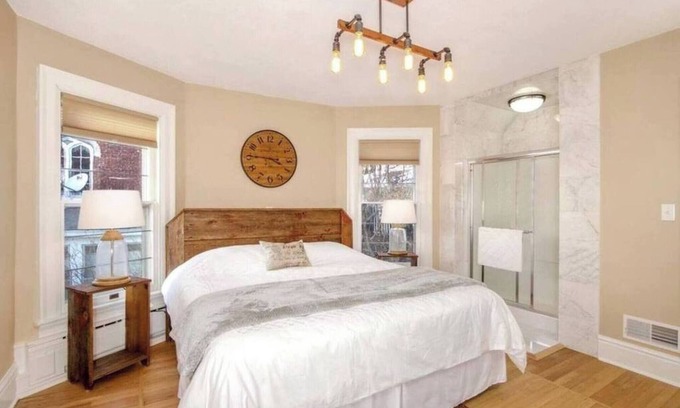 Marshland Casa | Suite #3 - Spacious King Suite -Mississippi River