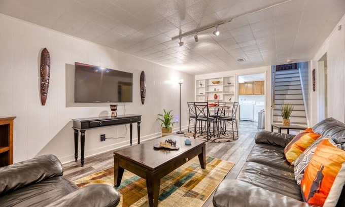 Edgewater Apartamento | Suite 35B Boutique Medical Housing | Yard for Pets