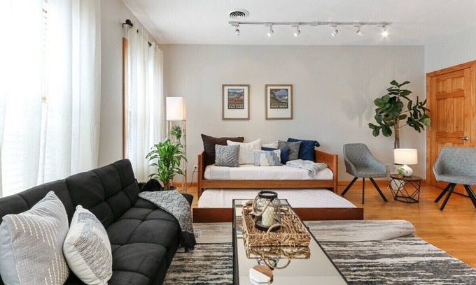Lake Geneva Apartamento | Suite 725 on Main |Recently Face-Lifted |Walkable Dwntwn Condo |Parking |Dining |Nightlife |Shopping