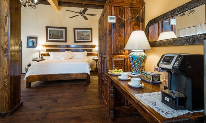 Esterito Cama Y Desayuno | Suite Arlena, Lujo y confort cerca del malecon con desayuno incluido.