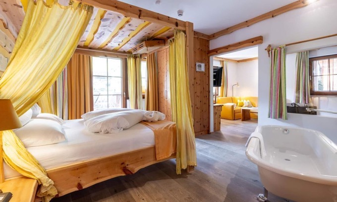 Haus Casa | "Suite Arnika" with bathtub, shower, WC (from 7 nights) - Nature and wellness hotel