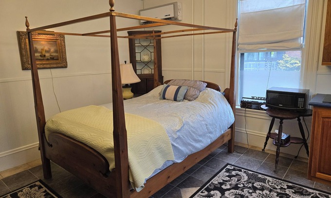 Queens Apartamento | Suite B Downtown Liverpool studio apartment with WiFi and AC ; pet friendly