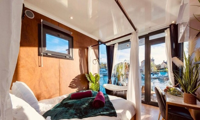 Frejus Plage Alquiler De Eote | Suite Bali : Cocon d'amour avec Baignoire « Patte de Lion » (Port Fréjus)