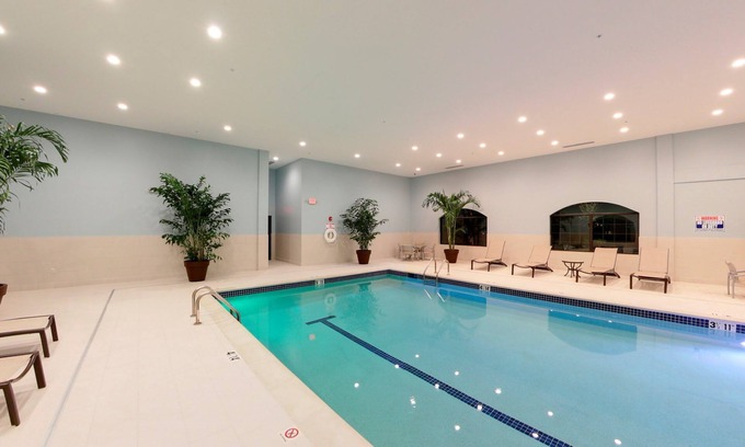 Bryant Pattengill West Condominio | Suite Close to U of M | Indoor Pool + Business Ctr