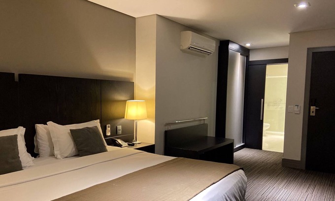 Reboucas Casa | Suite Double by ¼ UmQuarto 3-PR.